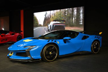 Scarperia, Mugello - 28 Ekim 2023: Ferrari SF90 XX Stradale İtalya 'daki Mugello Pisti' nde Ferrari Dünya Finalleri sırasında sergilenmektedir..