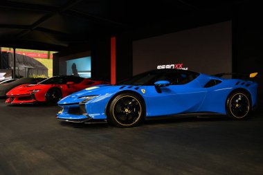 Scarperia, Mugello - 28 Ekim 2023: Ferrari SF90 XX Stradale İtalya 'daki Mugello Pisti' nde Ferrari Dünya Finalleri sırasında sergilenmektedir..