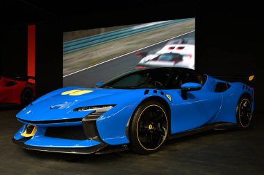 Scarperia, Mugello - 28 Ekim 2023: Ferrari SF90 XX Stradale İtalya 'daki Mugello Pisti' nde Ferrari Dünya Finalleri sırasında sergilenmektedir..