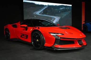 Scarperia, Mugello - 28 Ekim 2023: Ferrari SF90 XX Spyder, 2023 Ferrari Dünya Finalleri sırasında İtalya 'daki Mugello Pisti' nde sergilenmektedir.