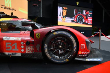 Scarperia, Mugello - 28 Ekim 2023: Ferrari 499P # 51 Kazanan Le Mans 'ın 24 Saati 2023 Alessandro Pier Guidi, James Calado ve Antonio Giovinazzi tarafından sürülen Ferrari Dünya Finalleri 2023' te İtalya 'daki Mugello Pisti' nde sergilenmektedir..