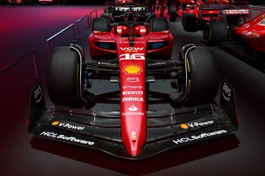 Scarperia, Mugello - 28 Ekim 2023: Ferrari F1-75 Charles Leclerc ve Carlos Sainz İtalya 'daki Mugello Pisti' nde Ferrari Dünya Finalleri sırasında sergilenmektedir..