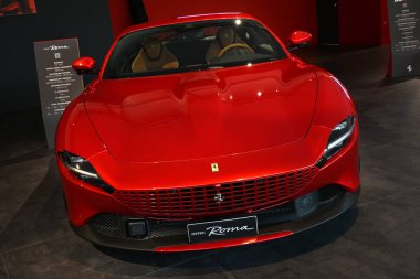 Scarperia, Mugello - 28 Ekim 2023: Ferrari Dünya Finalleri sırasında İtalya 'daki Mugello Pisti' nde Ferrari Roma sergileniyor.