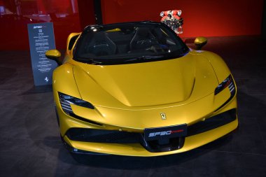 Scarperia, Mugello - 28 Ekim 2023: Ferrari SF90 Spyder İtalya 'daki Mugello Pisti' nde Ferrari Dünya Finalleri sırasında sergileniyor.