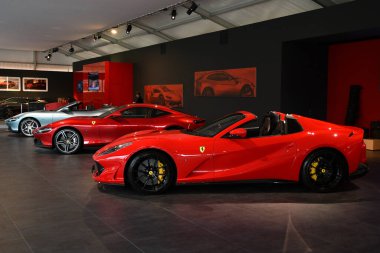 Scarperia, Mugello - 28 Ekim 2023: Ferrari 812 GTS İtalya 'daki Mugello Pisti' nde Ferrari Dünya Finalleri sırasında sergilenmektedir.