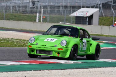 Scarperia, 2 Nisan 2023: Porsche 911 Carrera RSR 3.0 C 1974 Mugello Classic 2023 tarihinde İtalya Mugello Pisti 'nde faaliyet göstermiştir..