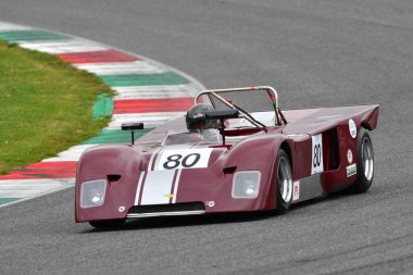 Scarperia, 2 Nisan 2023: Chevron B19 yıl 1971 Mugello Classic 2023 tarihinde İtalya 'daki Mugello Pisti' nde eylem halindeydi..
