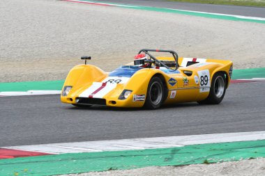 Scarperia, 2 Nisan 2023: 1968 yılının McLaren M6B 'si Mugello Classic 2023' te İtalya 'daki Mugello Pisti' nde eylem halindeydi..