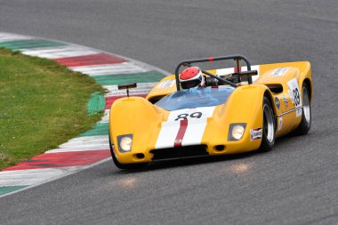 Scarperia, 2 Nisan 2023: 1968 yılının McLaren M6B 'si Mugello Classic 2023' te İtalya 'daki Mugello Pisti' nde eylem halindeydi..
