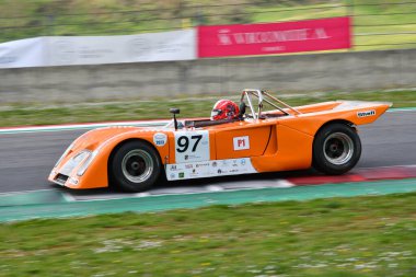 Scarperia, 2 Nisan 2023: Chevron B19 yıl 1971 Mugello Classic 2023 tarihinde İtalya 'daki Mugello Pisti' nde eylem halindeydi..