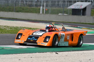 Scarperia, 2 Nisan 2023: Chevron B19 yıl 1971 Mugello Classic 2023 tarihinde İtalya 'daki Mugello Pisti' nde eylem halindeydi..