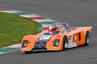Scarperia, 2 Nisan 2023: Chevron B19 yıl 1971 Mugello Classic 2023 tarihinde İtalya 'daki Mugello Pisti' nde eylem halindeydi..
