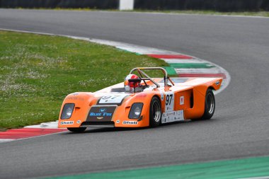 Scarperia, 2 Nisan 2023: Chevron B19 yıl 1971 Mugello Classic 2023 tarihinde İtalya 'daki Mugello Pisti' nde eylem halindeydi..