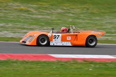 Scarperia, 2 Nisan 2023: Chevron B19 yıl 1971 Mugello Classic 2023 tarihinde İtalya 'daki Mugello Pisti' nde eylem halindeydi..