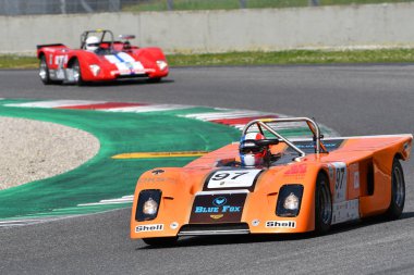 Scarperia, 2 Nisan 2023: Chevron B19 yıl 1971 Mugello Classic 2023 tarihinde İtalya 'daki Mugello Pisti' nde eylem halindeydi..