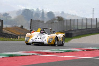 Scarperia, 2 Nisan 2023: Lola T212, 1971 Mugello Classic 2023 'te İtalya Mugello Pisti' nde eylem halindeydi..