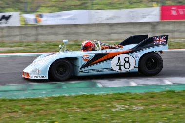 Scarperia, 2 Nisan 2023: Porsche 908-03, 1969 Mugello Classic 2023 'te İtalya' daki Mugello Pisti 'nde eylem halindeydi..