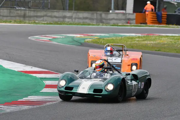 Scarperia, 2 Nisan 2023: 1966 yılında Elva Mk VIII Mugello Classic 2023 'te İtalya' daki Mugello Pisti 'nde eylem halindeydi..