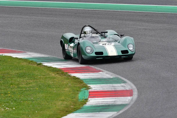 Scarperia, 2 Nisan 2023: 1966 yılında Elva Mk VIII Mugello Classic 2023 'te İtalya' daki Mugello Pisti 'nde eylem halindeydi..