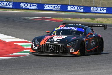 Scarperia, 29 Eylül 2023: Sandrucci Gustavo ve Kelstrup Georg 'un Akm Motorsport takımından Mercedes Sls Amg Mugello Pisti' nde İtalya Şampiyonası antrenmanında. İtalya.