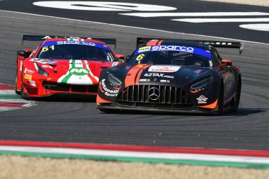 Scarperia, 29 Eylül 2023: Sandrucci Gustavo ve Kelstrup Georg 'un Akm Motorsport takımından Mercedes Sls Amg Mugello Pisti' nde İtalya Şampiyonası antrenmanında. İtalya.