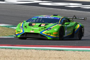 Scarperia, 29 Eylül 2023: Lamborghini Huracan Evo 2 takımından Llarena Mateo ve Moulin Baptiste Mugello Pisti 'nde İtalya Şampiyonası antrenmanında. İtalya.
