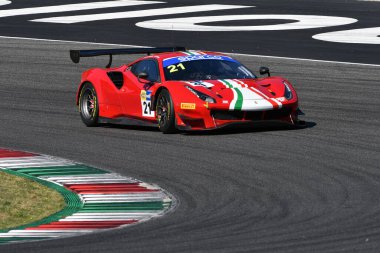 Scarperia, 29 Eylül 2023: Af Corse takımından Ferrari 488 Acosta Ray ve Negri Oswaldo Mugello Pisti 'nde İtalya Şampiyonası antrenmanında. İtalya.