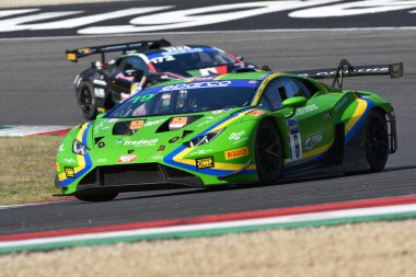 Scarperia, 29 Eylül 2023: Lamborghini Huracan Evo 2 takımından Llarena Mateo ve Moulin Baptiste Mugello Pisti 'nde İtalya Şampiyonası antrenmanında. İtalya.