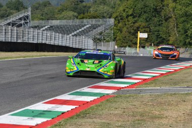 Scarperia, 29 Eylül 2023: Lamborghini Huracan Evo 2 takımından Llarena Mateo ve Moulin Baptiste Mugello Pisti 'nde İtalya Şampiyonası antrenmanında. İtalya.