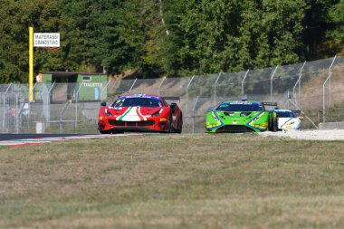 Scarperia, 29 Eylül 2023: Af Corse takımından Ferrari 488 Acosta Ray ve Negri Oswaldo Mugello Pisti 'nde İtalya Şampiyonası antrenmanında. İtalya.