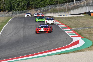 Scarperia, 29 Eylül 2023: Af Corse takımından Ferrari 488 Acosta Ray ve Negri Oswaldo Mugello Pisti 'nde İtalya Şampiyonası antrenmanında. İtalya.