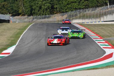 Scarperia, 29 Eylül 2023: Af Corse takımından Ferrari 488 Acosta Ray ve Negri Oswaldo Mugello Pisti 'nde İtalya Şampiyonası antrenmanında. İtalya.