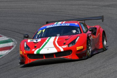 Scarperia, 29 Eylül 2023: Af Corse takımından Ferrari 488 Acosta Ray ve Negri Oswaldo Mugello Pisti 'nde İtalya Şampiyonası antrenmanında. İtalya.