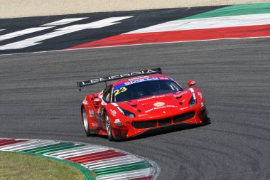 Scarperia, 29 Eylül 2023: Mazzola Rocco ve Coluccio Luigi 'nin En İyi Kucak sürücülerinden Ferrari 488 Mugello Pisti' ndeki İtalya Şampiyonası antrenmanı sırasında görev başındaydı. İtalya.