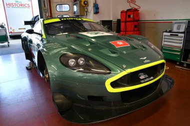 Scarperia, 2 Nisan 2023: Aston Martin DBR9 yıl 2006 Mugello Classic 2023 'te İtalya' daki Mugello Pisti 'nde garajda.