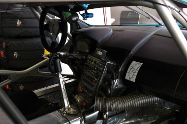 Scarperia, 2 Nisan 2023: İtalya 'daki Mugello Pisti' nde Mugello Classic 2023 sırasında garajda Aston Martin DBR9 'un sürücü koltuğunun içi.