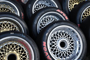 Scarperia, 2 Nisan 2023: Mugello Classic 2023 'te çayırdaki yarış alaşımlı tekerleklerinin ayrıntıları. İtalya