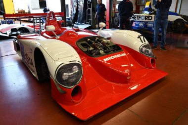 Scarperia, 2 Nisan 2023: 2003 Dallara SP1 İtalya 'daki Mugello pistinde 2023 Mugello Classic sırasında garajda.