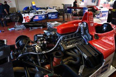 Scarperia, 2 Nisan 2023: İtalya 'daki Mugello Pisti' ndeki Mugello Classic 2023 sırasında garajda Dallara SP1 2003 'ün motor detayları.