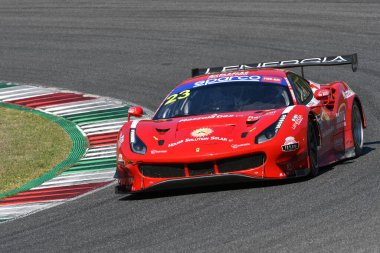 Scarperia, 29 Eylül 2023: Mazzola Rocco ve Coluccio Luigi 'nin En İyi Kucak sürücülerinden Ferrari 488 Mugello Pisti' ndeki İtalya Şampiyonası antrenmanı sırasında görev başındaydı. İtalya.