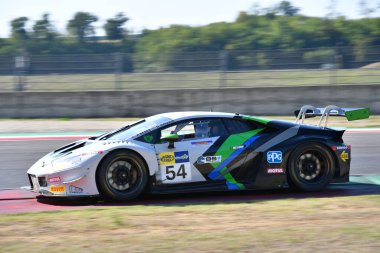 Scarperia, 29 Eylül 2023: Imperiale Sport Car takımından Lamborghini Huracan Denes Philippe ve Gvazava Dmitriy, Mugello Pisti 'nde İtalya Şampiyonası antrenmanında. İtalya.