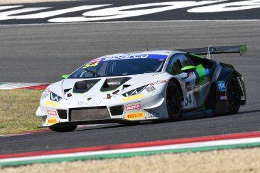 Scarperia, 29 Eylül 2023: Imperiale Sport Car takımından Lamborghini Huracan Denes Philippe ve Gvazava Dmitriy, Mugello Pisti 'nde İtalya Şampiyonası antrenmanında. İtalya.