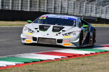 Scarperia, 29 Eylül 2023: Imperiale Sport Car takımından Lamborghini Huracan Denes Philippe ve Gvazava Dmitriy, Mugello Pisti 'nde İtalya Şampiyonası antrenmanında. İtalya.