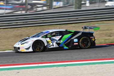 Scarperia, 29 Eylül 2023: Imperiale Sport Car takımından Lamborghini Huracan Denes Philippe ve Gvazava Dmitriy, Mugello Pisti 'nde İtalya Şampiyonası antrenmanında. İtalya.