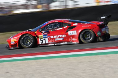 Scarperia, 29 Eylül 2023: Castro Jules ve Nurmi Luka 'nın kullandığı Af Corse takımından Ferrari 488 Mugello Pisti' nde İtalya Şampiyonası antrenmanında. İtalya.