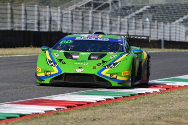 Scarperia, 29 Eylül 2023: Lamborghini Huracan Evo 2 takımından Cazzaniga Riccardo ve Petrov Artem, Mugello Pisti 'nde İtalya Şampiyonası antrenmanında. İtalya.