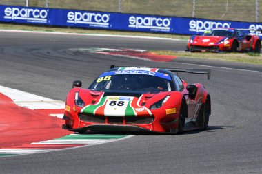 Scarperia, 29 Eylül 2023: Ferrari 488, Toledo Custodio ve Agostini Riccardo tarafından Mugello Pisti 'nde İtalya Şampiyonası antrenmanı sırasında kullanıldı. İtalya.