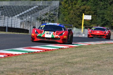 Scarperia, 29 Eylül 2023: Ferrari 488, Toledo Custodio ve Agostini Riccardo tarafından Mugello Pisti 'nde İtalya Şampiyonası antrenmanı sırasında kullanıldı. İtalya.