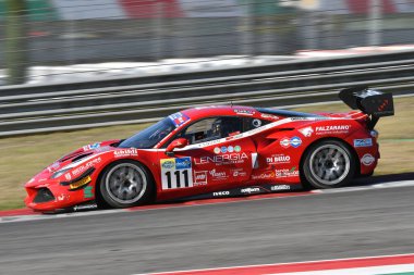 Scarperia, 29 Eylül 2023: Demarchi Luca ve Patrinicola Simone 'un En İyi Kucak sürücülerinden Ferrari 488 Mugello Pisti' nde İtalya Şampiyonası antrenmanında. İtalya.