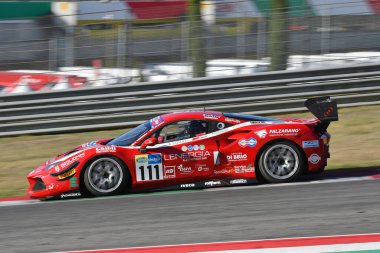 Scarperia, 29 Eylül 2023: Demarchi Luca ve Patrinicola Simone 'un En İyi Kucak sürücülerinden Ferrari 488 Mugello Pisti' nde İtalya Şampiyonası antrenmanında. İtalya.